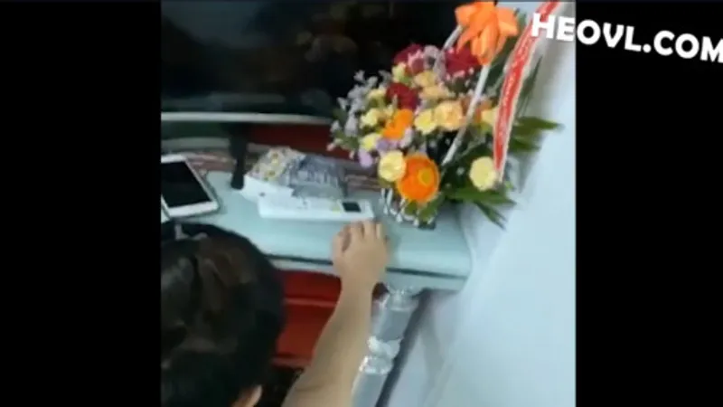 Không chịu đi tắm vì nứng quá cần trả bài luôn !