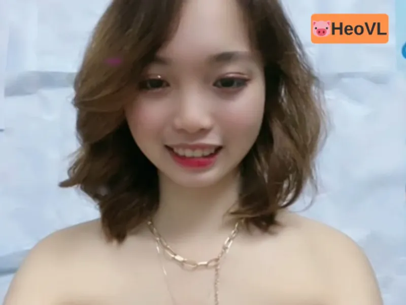 Nữ sinh cấp 3 quay cận cảnh cái lỗ lồn to hồng hào