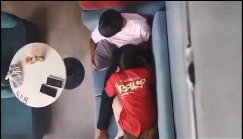 Quay lén cô bạn gái bú mút cho eny nơi công cộng