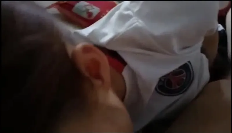 Em gái đam mê đá bóng