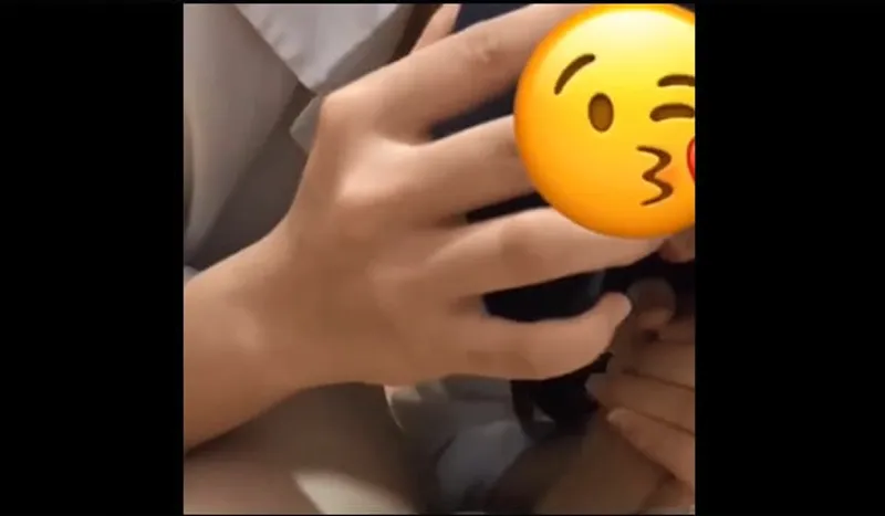 Mẹ gọi điện thoại lúc con đang học nhóm